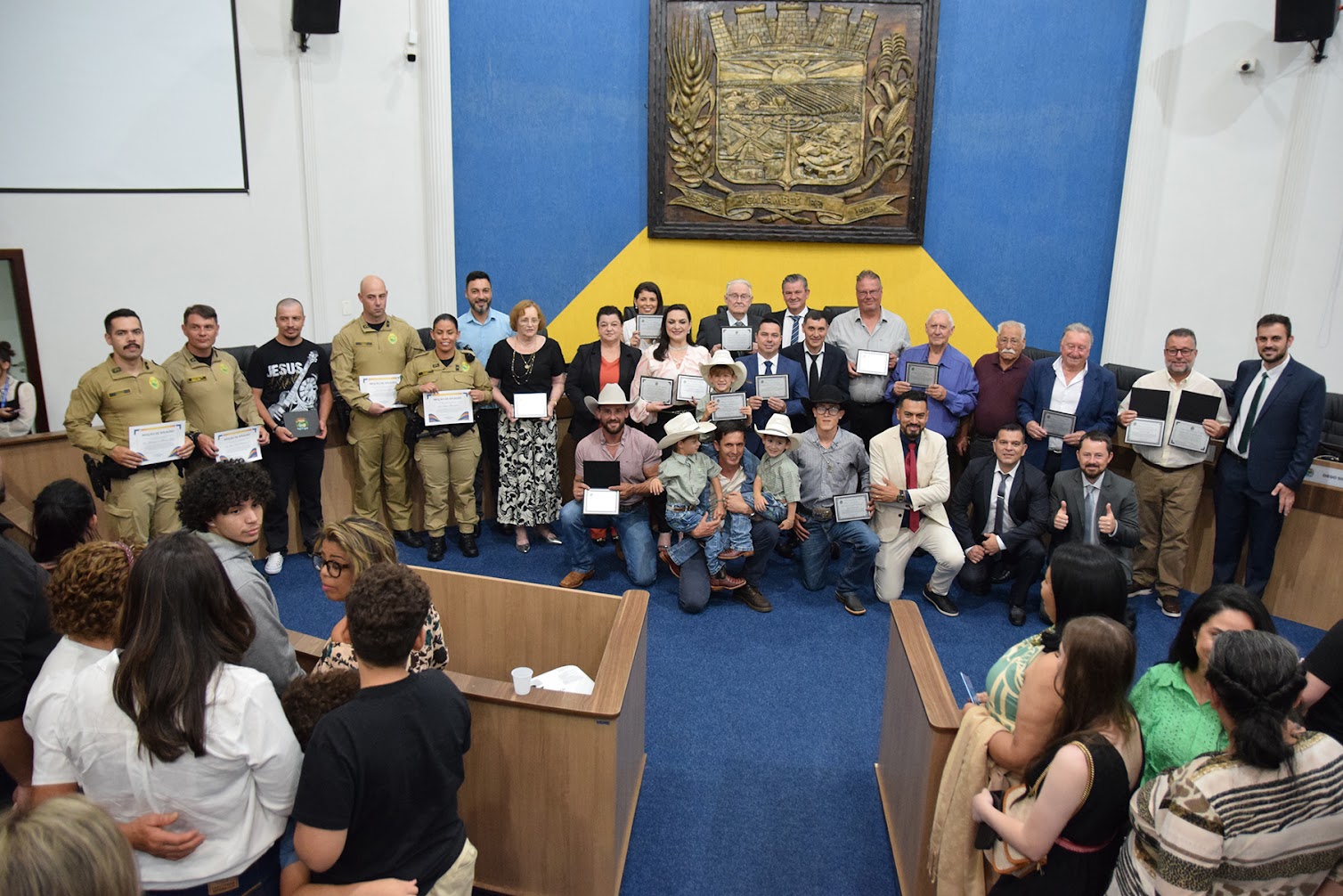 Câmara Municipal realiza solenidade de entrega de Títulos de Cidadão Honorário e Moções de Aplauso