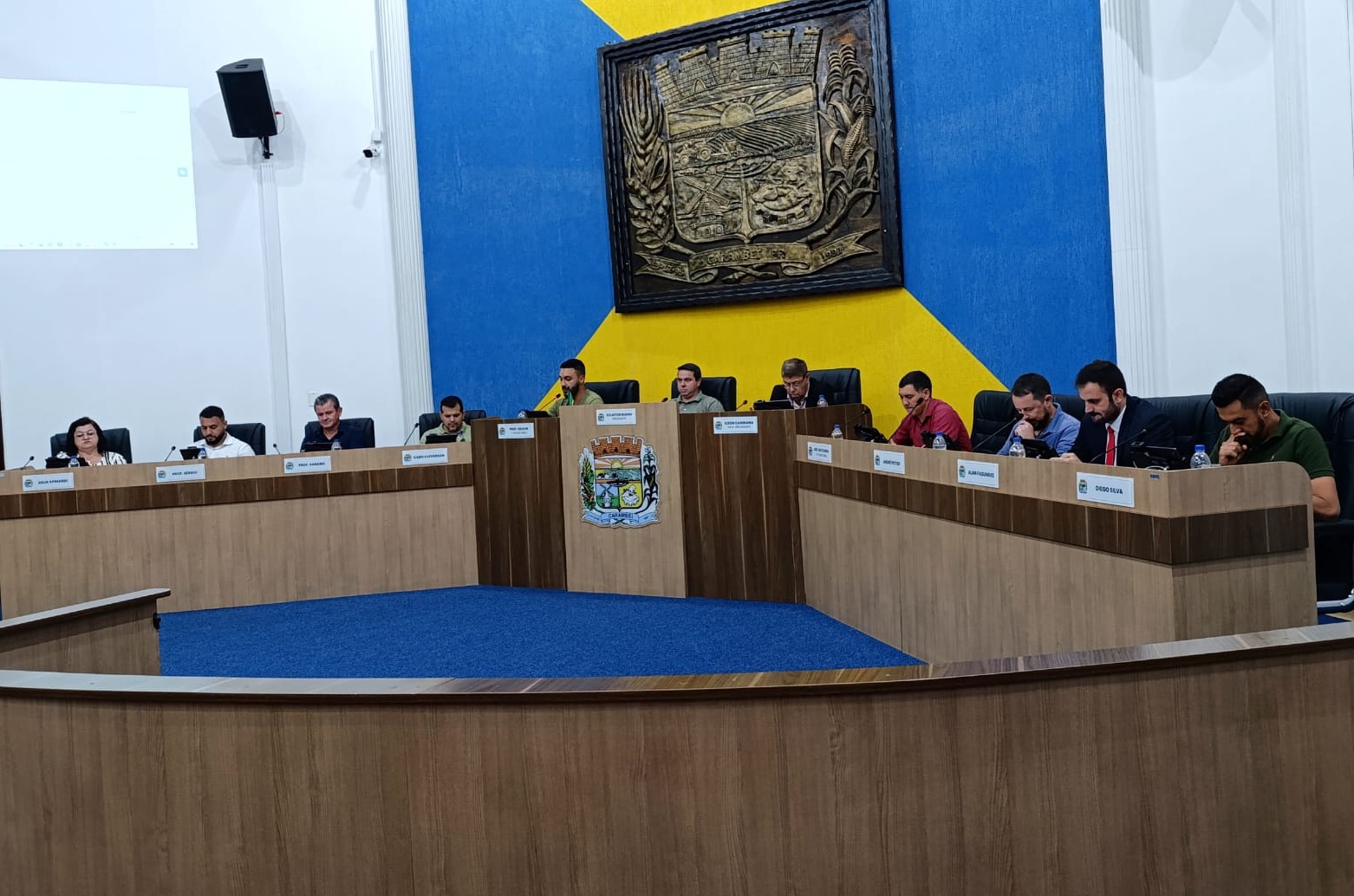 Vereadores analisam novos projetos e votam requerimentos em sessão ordinária